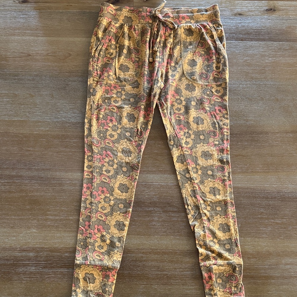 Kate Quinn mod 60’s floral joggers